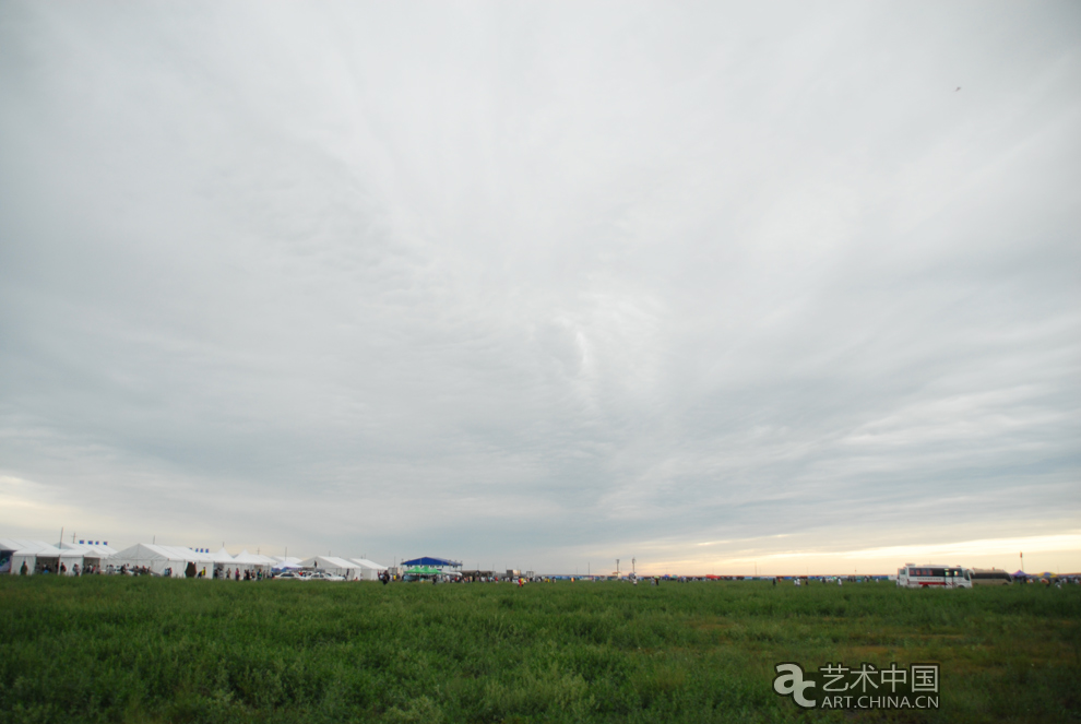 张北音乐节第二天，工作人员给主舞台披雨棚