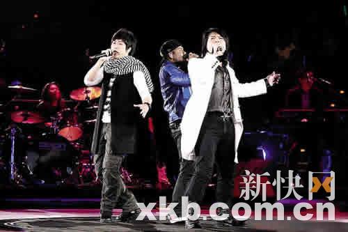 滚石演唱会唱尽30年回忆 过万歌迷含泪跟唱