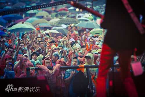 现场乐迷冒雨观看