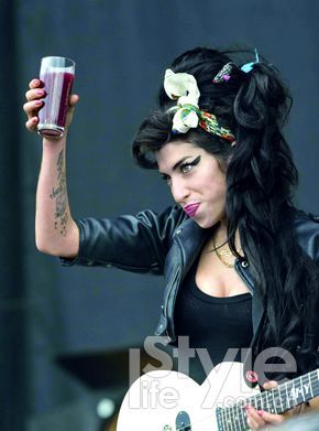 Amy Winehouse以标志性的蜂窝头、发带、粗黑上翘的眼线，先于Lady Gaga开创了“雷时尚”